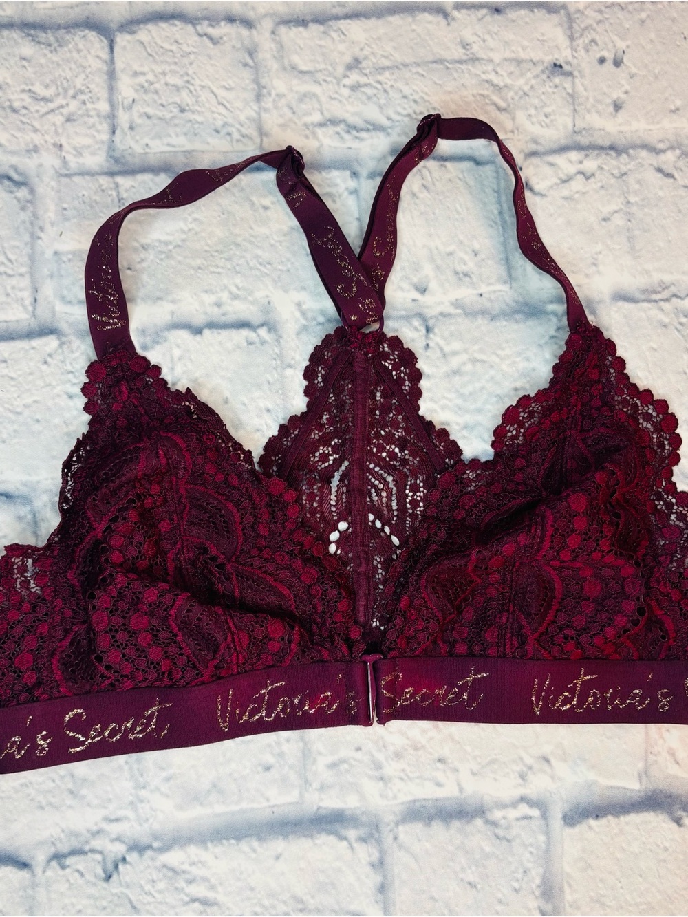 Victoria’s Secret Maroon Front Clasping Lace Bralette Size Medium